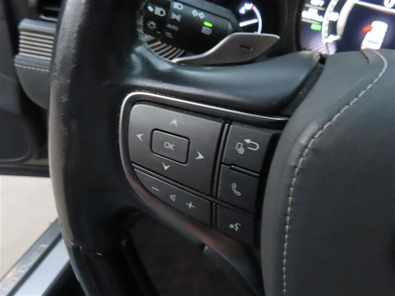2019 Lexus LS 5th Gen - Image 17 of 19