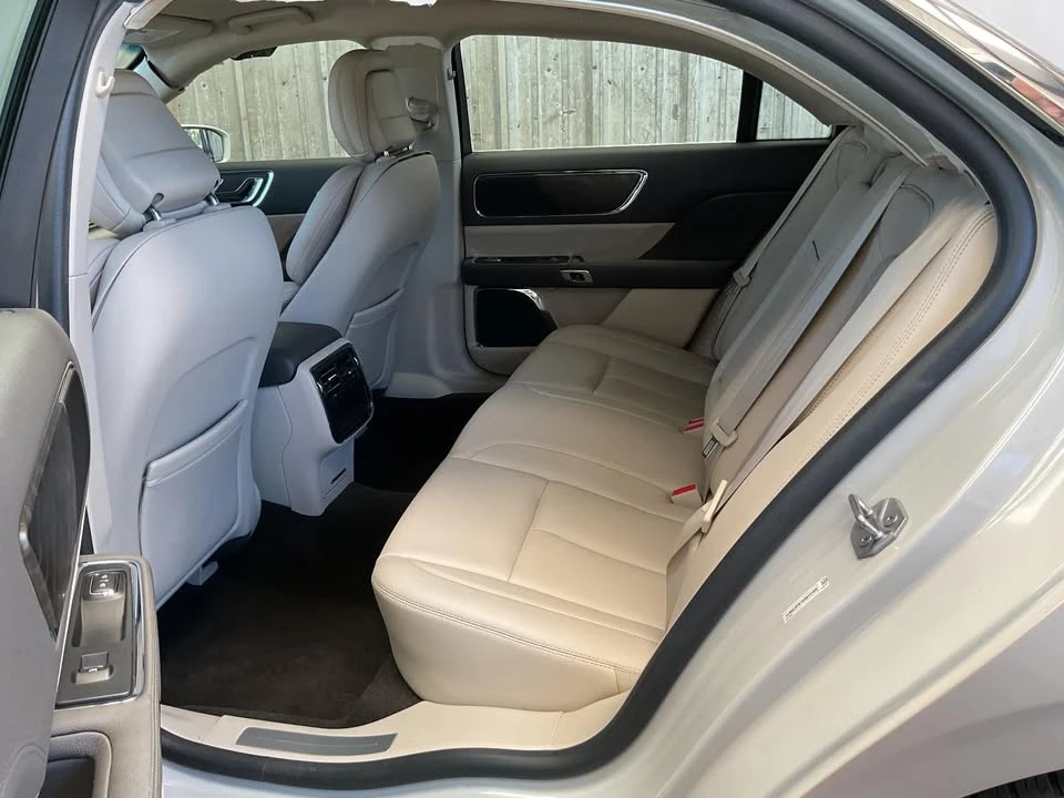 2019 Lincoln Continental 10th Gen - Image 13 of 16