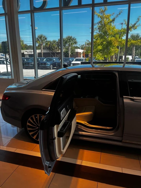 2019 Lincoln Continental 10th Gen - Image 2 of 8