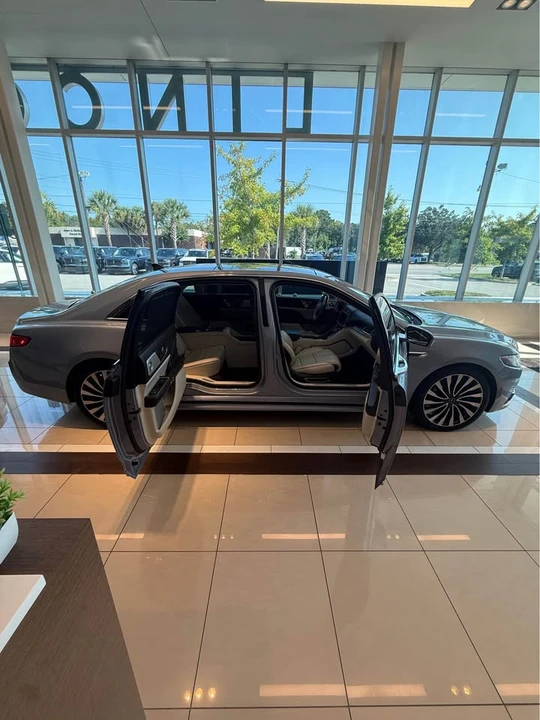2019 Lincoln Continental 10th Gen - Image 3 of 9