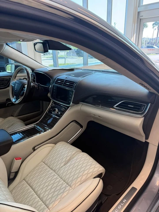 2019 Lincoln Continental 10th Gen - Image 7 of 9