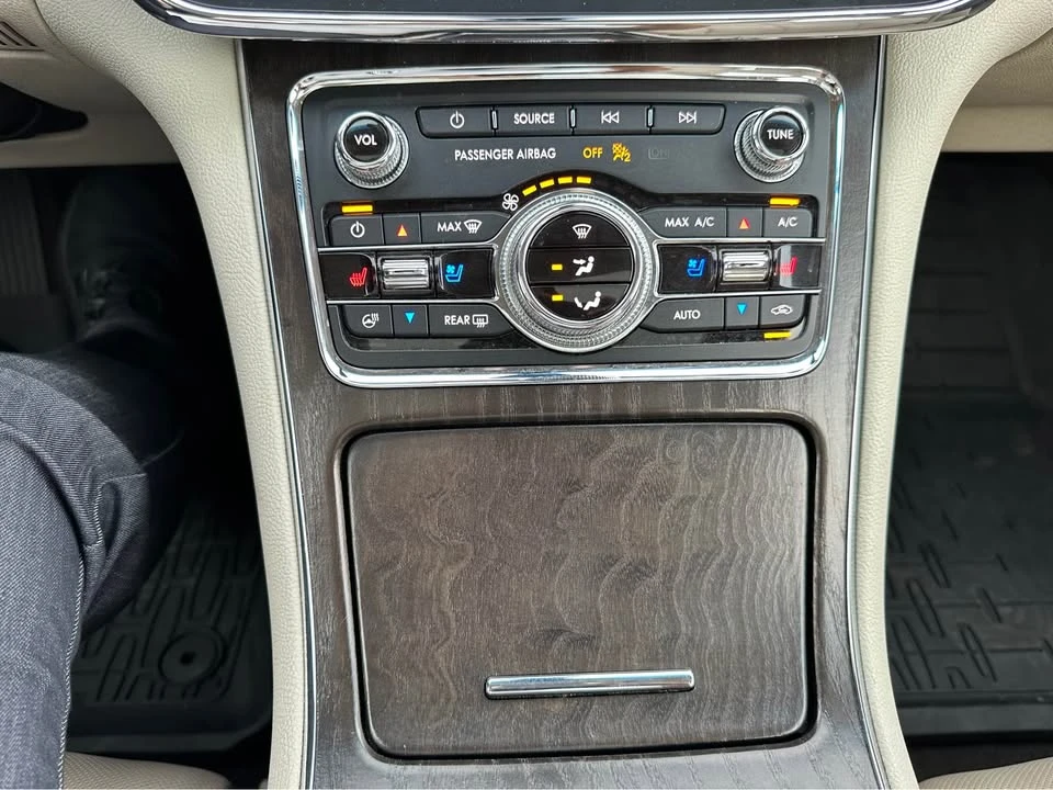 2019 Lincoln Continental 10th Gen - Image 14 of 20