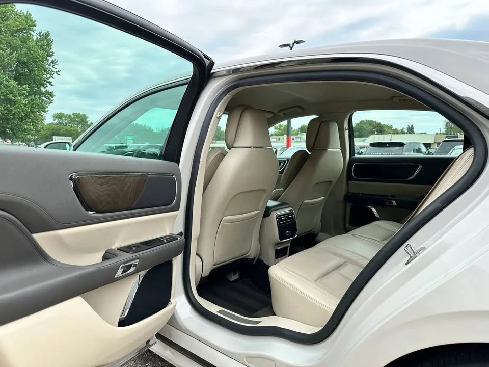 2019 Lincoln Continental 10th Gen - Image 11 of 20