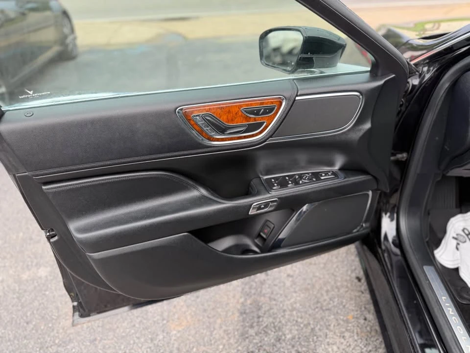 2019 Lincoln Continental 10th Gen - Image 9 of 14