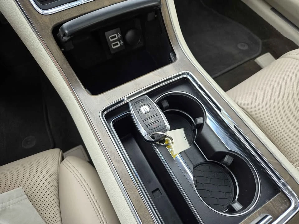 2019 Lincoln Continental 10th Gen - Image 8 of 14