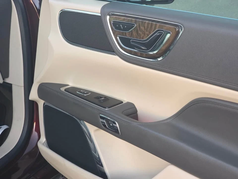 2019 Lincoln Continental 10th Gen - Image 16 of 18