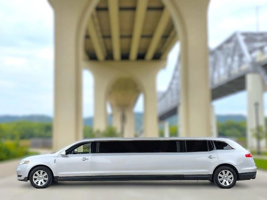 2019 Lincoln MKT - Image 2 of 20
