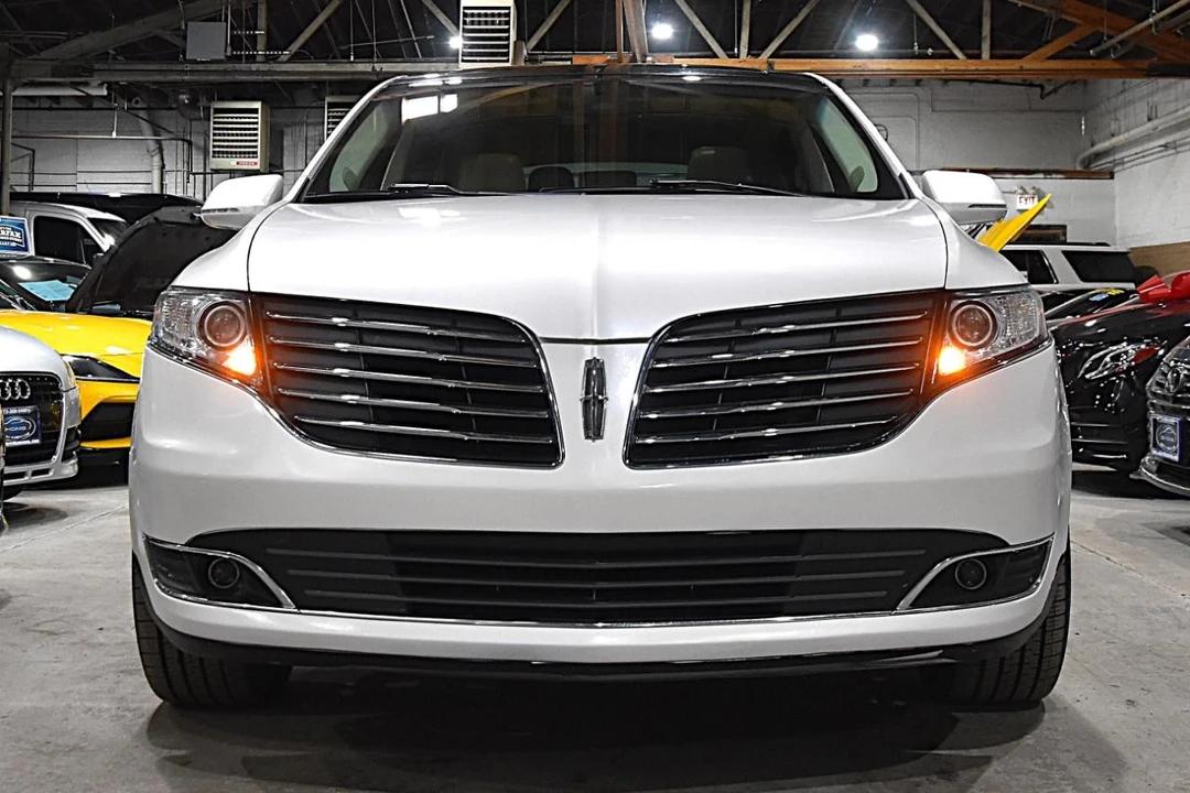 2019 Lincoln MKT - Image 2 of 12