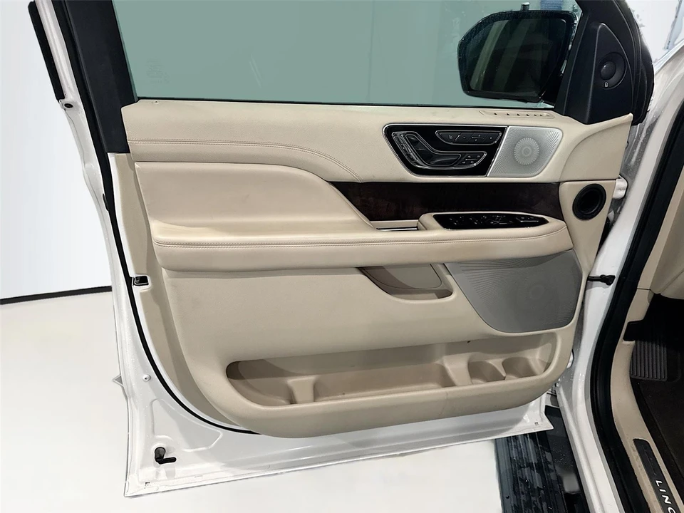 2019 Lincoln Navigator 4th Gen - Image 10 of 16
