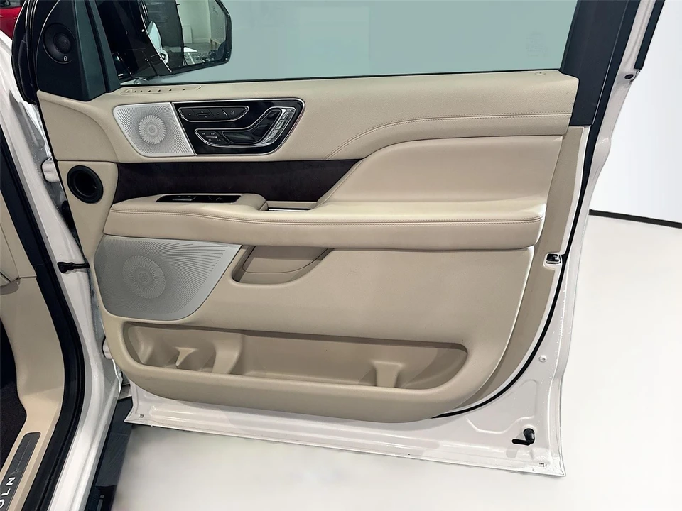 2019 Lincoln Navigator 4th Gen - Image 2 of 16