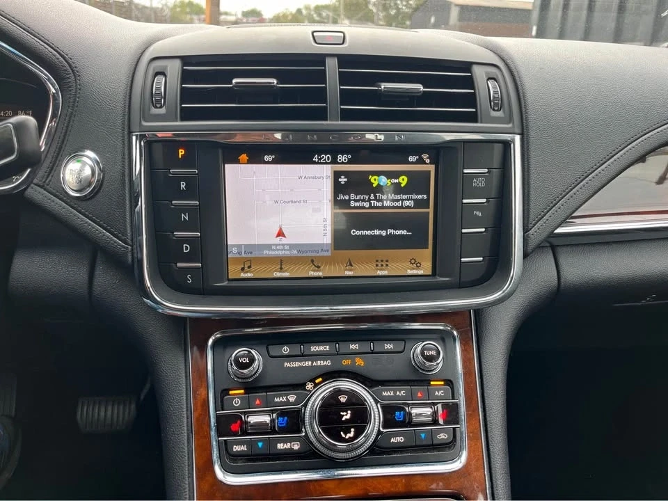 2019 Lincoln Continental 10th Gen - Image 13 of 16