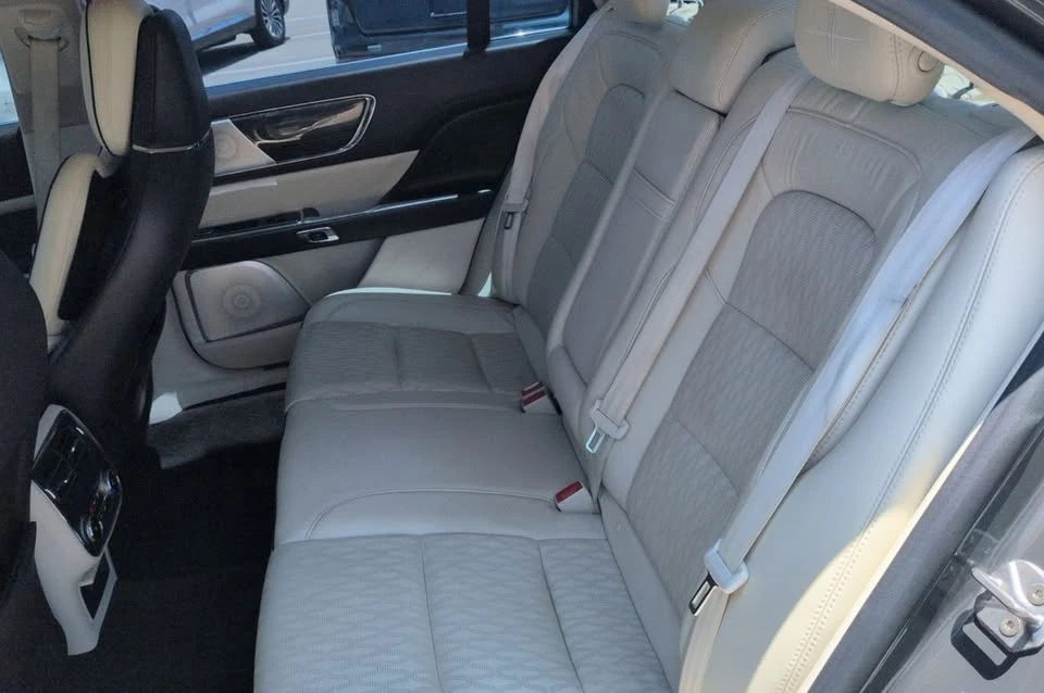 2019 Lincoln Continental 10th Gen - Image 8 of 12