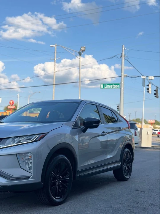 2019 Mitsubishi Eclipse Cross - Image 2 of 15