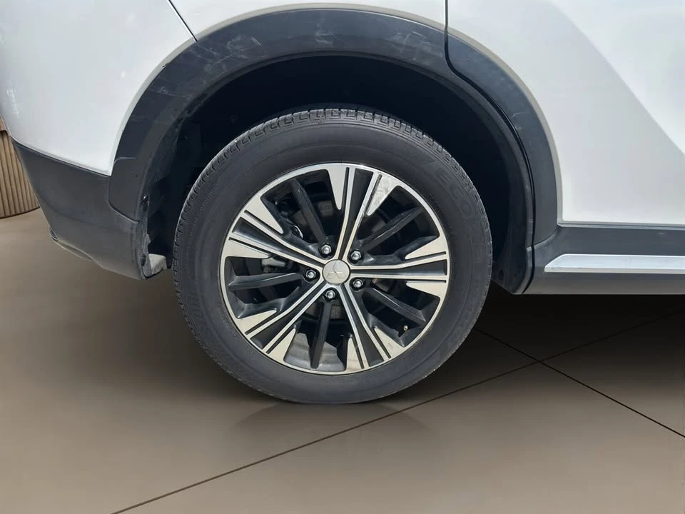 2019 Mitsubishi Eclipse Cross - Image 11 of 20