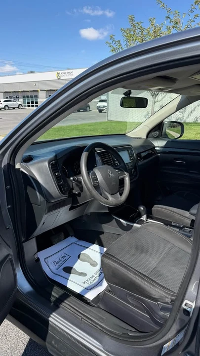 2019 Mitsubishi Outlander - Image 15 of 19