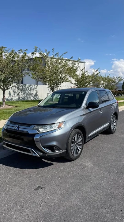 2019 Mitsubishi Outlander - Image 2 of 19