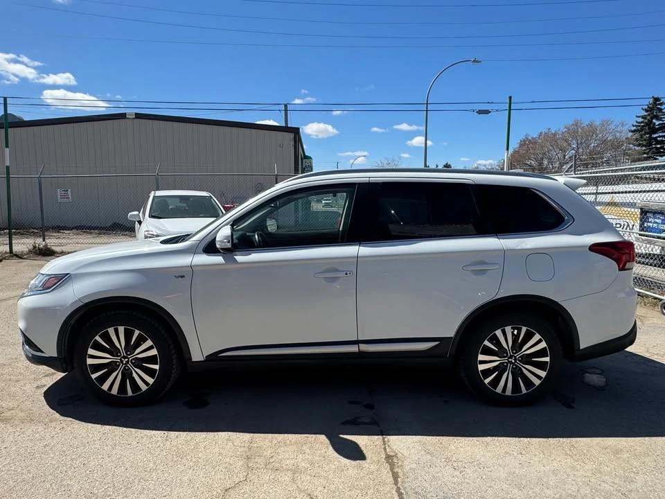 2019 Mitsubishi Outlander - Image 2 of 16