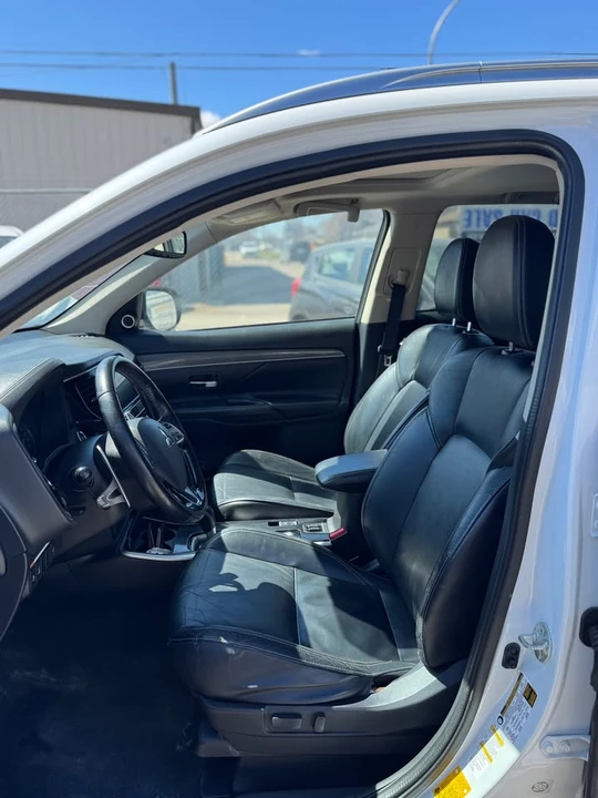 2019 Mitsubishi Outlander - Image 9 of 16