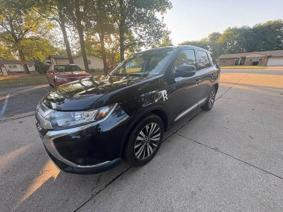 2019 Mitsubishi Outlander - Image 2 of 11
