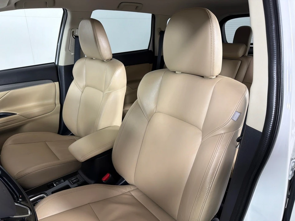 2019 Mitsubishi Outlander - Image 13 of 21