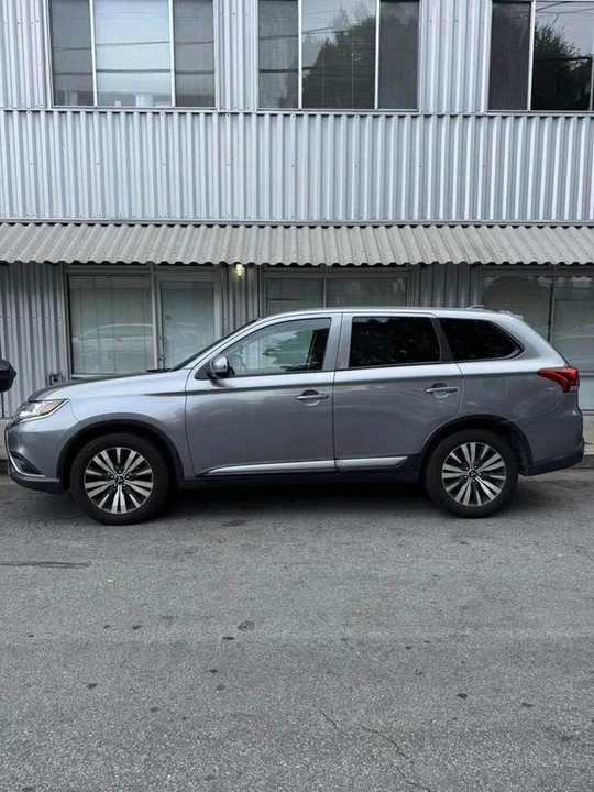 2019 Mitsubishi Outlander - Image 2 of 17