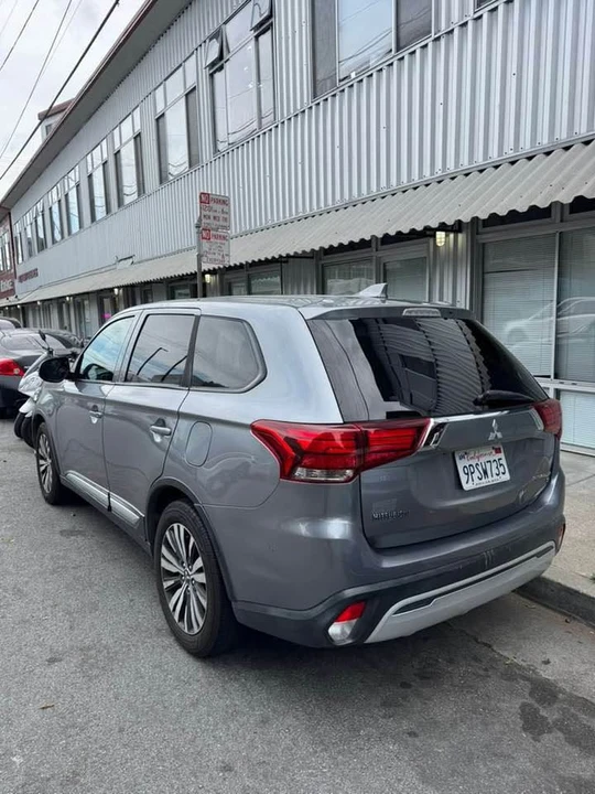 2019 Mitsubishi Outlander - Image 7 of 17