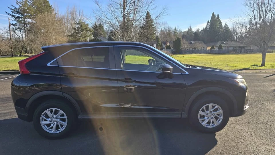 2019 Mitsubishi Eclipse Cross - Image 2 of 12