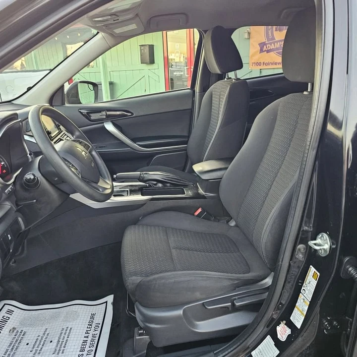 2019 Mitsubishi Eclipse Cross - Image 9 of 16