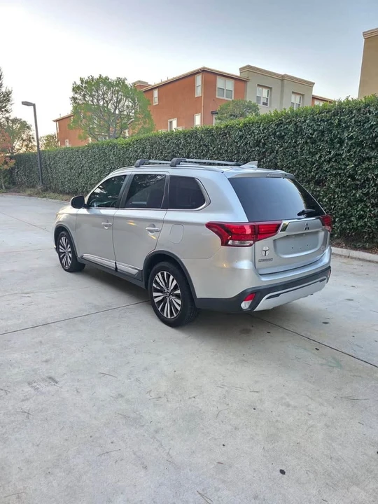 2019 Mitsubishi Outlander - Image 3 of 18