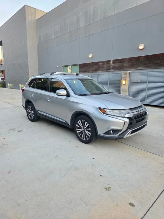 2019 Mitsubishi Outlander - Image 2 of 18