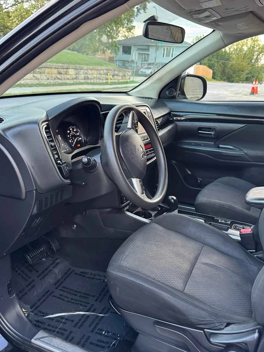 2019 Mitsubishi Outlander - Image 9 of 14