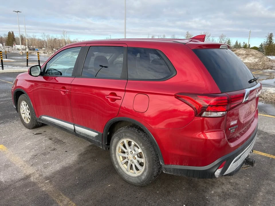 2019 Mitsubishi Outlander - Image 2 of 10