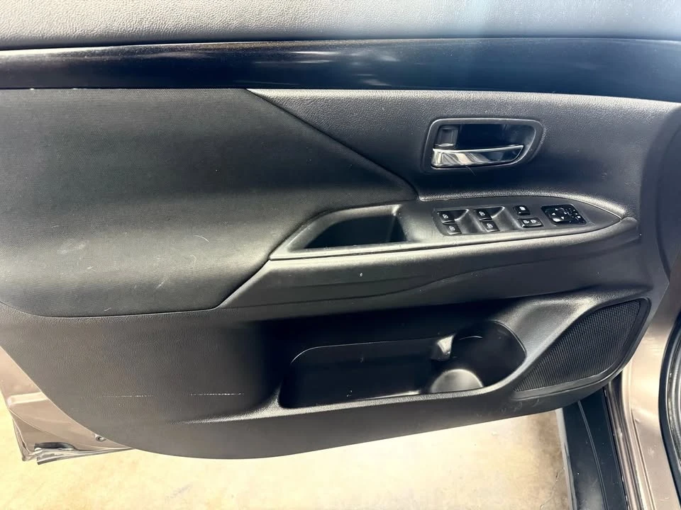 2019 Mitsubishi Outlander - Image 10 of 20