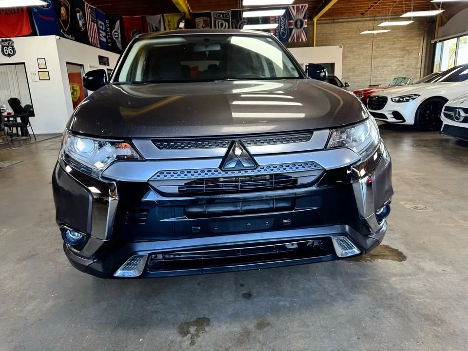 2019 Mitsubishi Outlander - Image 2 of 20