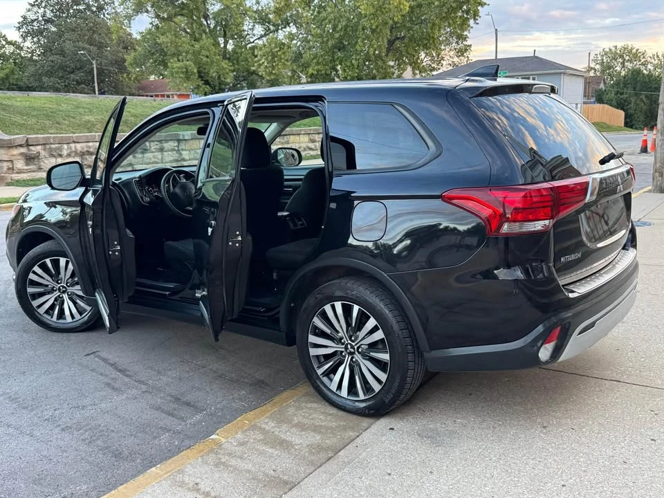 2019 Mitsubishi Outlander - Image 2 of 17