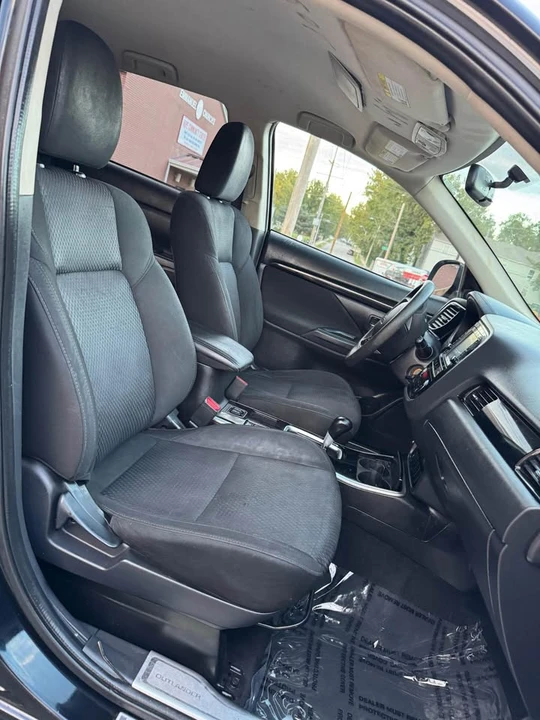 2019 Mitsubishi Outlander - Image 14 of 17