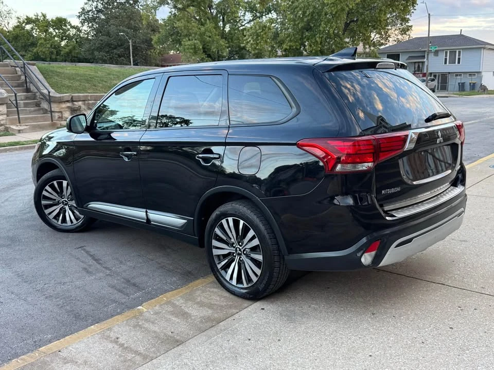2019 Mitsubishi Outlander - Image 4 of 17