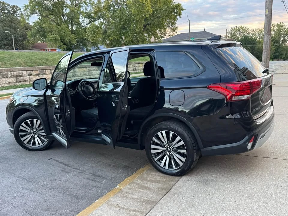 2019 Mitsubishi Outlander - Image 3 of 17