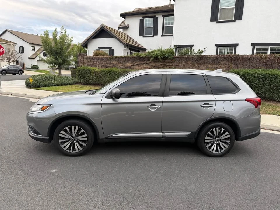 2019 Mitsubishi Outlander - Image 2 of 13
