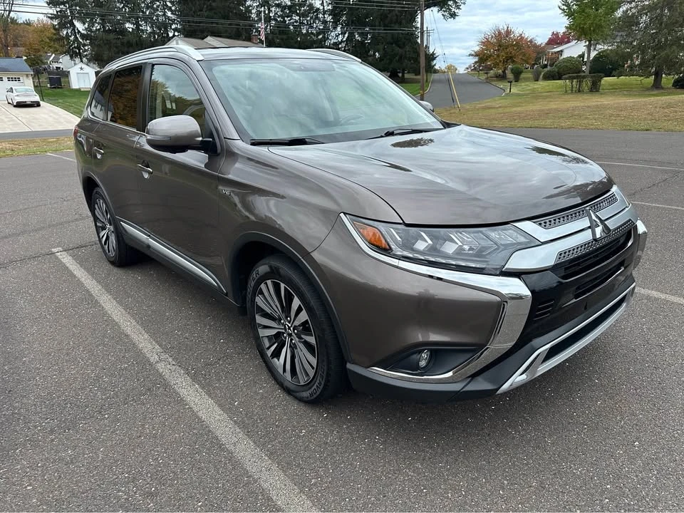 2019 Mitsubishi Outlander - Image 2 of 20