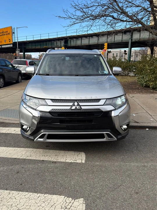 2019 Mitsubishi Outlander - Image 2 of 20