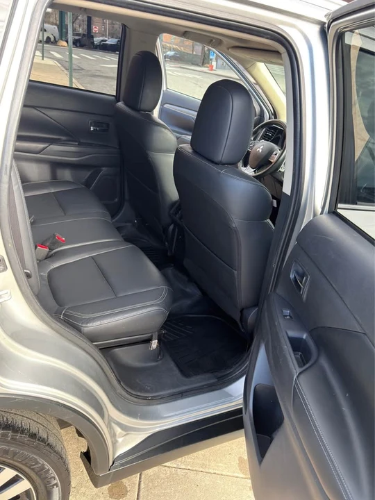 2019 Mitsubishi Outlander - Image 14 of 20