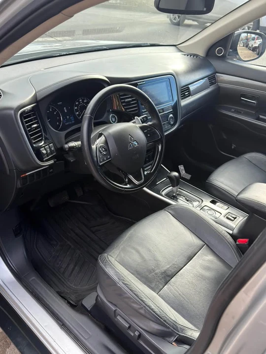 2019 Mitsubishi Outlander - Image 9 of 17