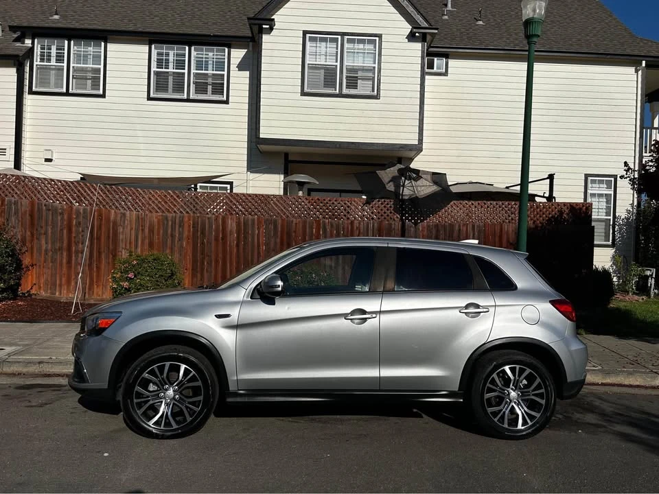 2019 Mitsubishi Outlander - Image 2 of 8