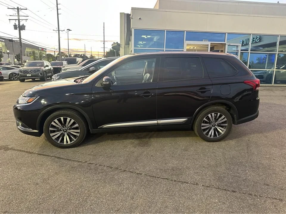 2019 Mitsubishi Outlander - Image 2 of 10