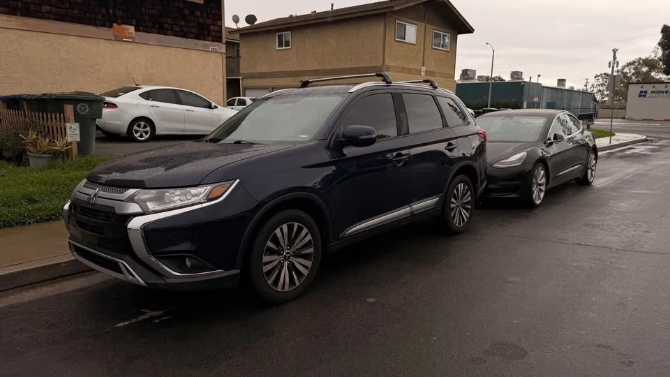 2019 Mitsubishi Outlander - Image 2 of 17