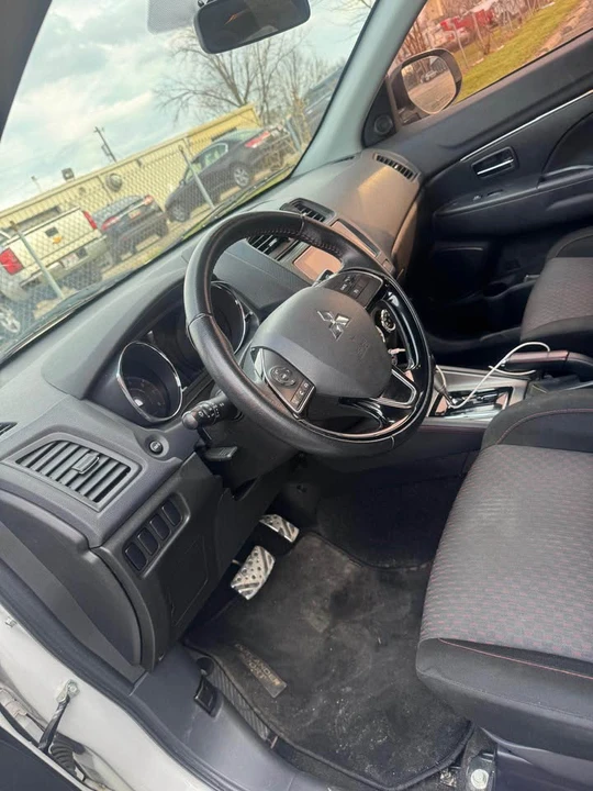 2019 Mitsubishi Outlander - Image 11 of 15