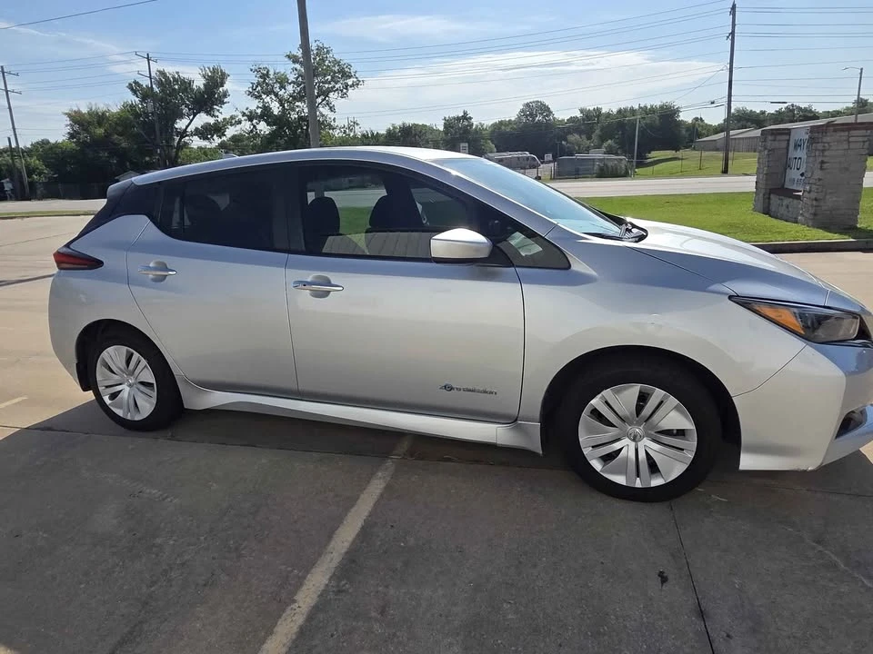 2019 Nissan Leaf - Image 11 of 20