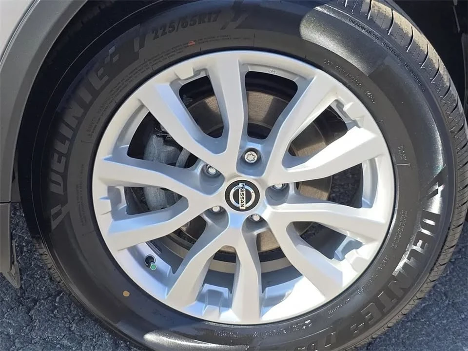 2019 Nissan Rogue - Image 8 of 17