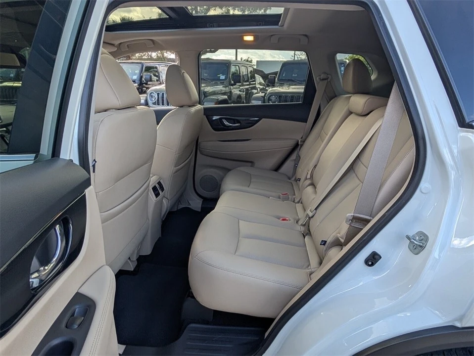 2019 Nissan Rogue - Image 7 of 12